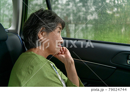 シニア女性 車 雨 シニア女性 車 雨 79024744