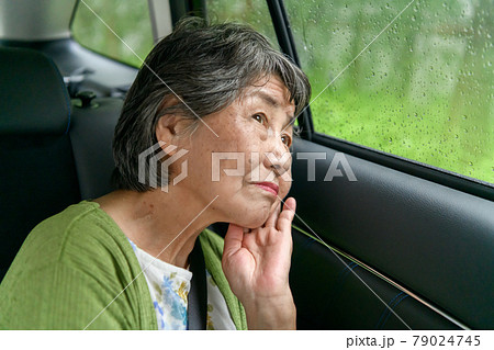 シニア女性　車　雨　 79024745