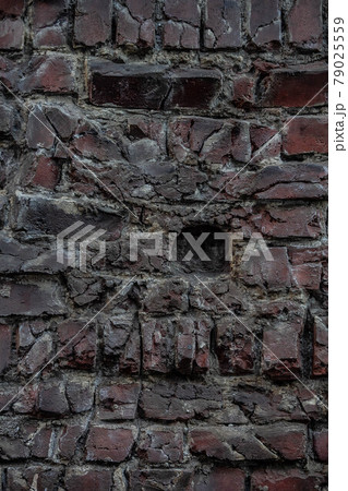 レンガの壁にあいた穴のアップ 79025559