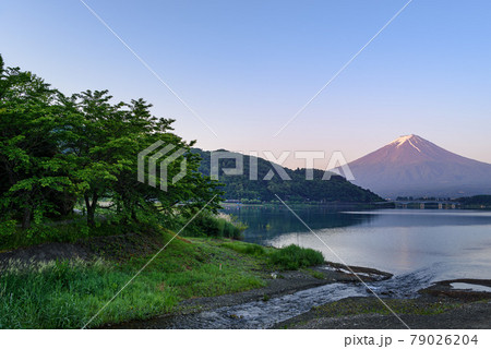 （山梨県）夜明けの河口湖畔と紅富士 79026204