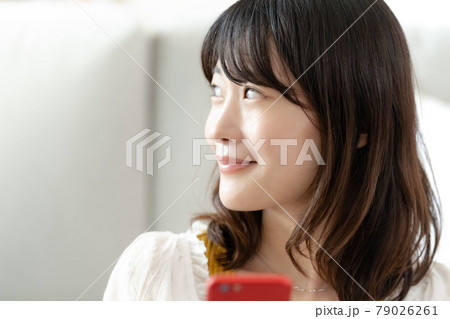スマホを見る女性 スマホを見る女性 79026261