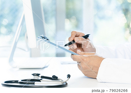 バインダーを持つ医師の手元 バインダーを持つ医師の手元 79026266