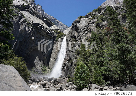 水量の多いヨセミテ滝 79026572