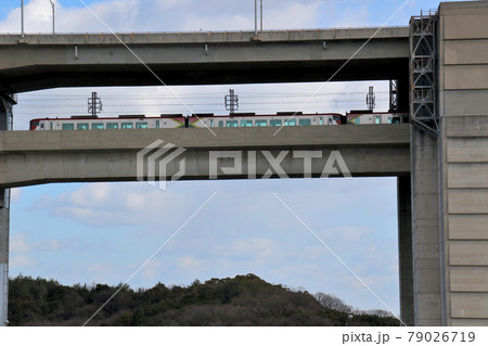 北備讃瀬戸大橋のアンカーレッジ部から全車両が現れた2700系三両編成の特急南風 北備讃瀬戸大橋のアンカーレッジ部から全車両が現れた2700系三両編成の特急南風 79026719