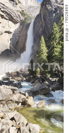 滝の風景 79026869