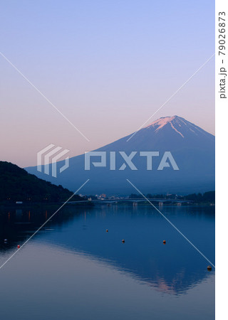 (山梨県)夜明けの逆さ紅富士・河口湖 (山梨県)夜明けの逆さ紅富士・河口湖 79026873