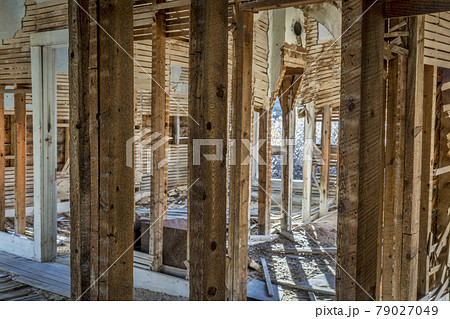 abandoned house interiror 79027049