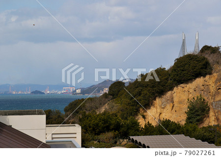 与島サービスエリアから岡山・倉敷方面を望む 右から与島橋、鷲羽山、水島工業地帯 与島サービスエリアから岡山・倉敷方面を望む 右から与島橋、鷲羽山、水島工業地帯 79027261