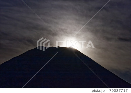 竜ヶ岳から見る富士山に昇る朝日 79027717