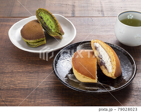 生どら焼き プレーンと抹茶味 生どら焼き プレーンと抹茶味 79028023