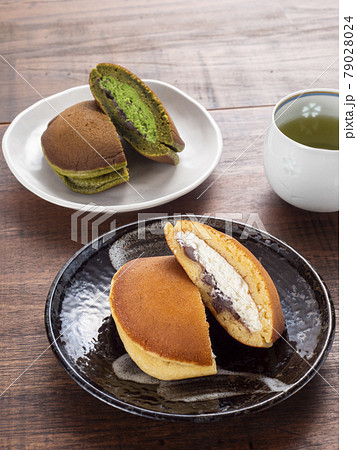 生どら焼き プレーンと抹茶味 生どら焼き プレーンと抹茶味 79028024
