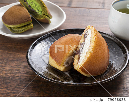 生どら焼き プレーンと抹茶味 生どら焼き プレーンと抹茶味 79028028