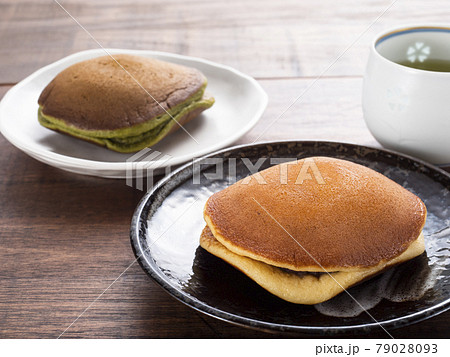 生どら焼き プレーンと抹茶味 生どら焼き プレーンと抹茶味 79028093