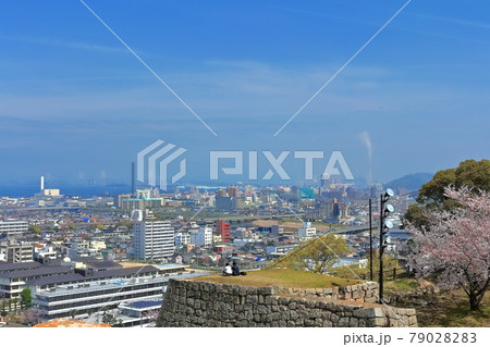 【香川県】丸亀城より眺める丸亀市及び宇多津町の町並みと瀬戸大橋、瀬戸内海 【香川県】丸亀城より眺める丸亀市及び宇多津町の町並みと瀬戸大橋、瀬戸内海 79028283