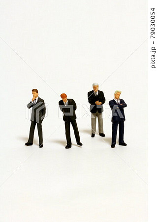 何かを言おうとする人と考え込む人 speaking man & considering men 79030054