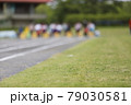 陸上競技場でのスタートダッシュ 79030581