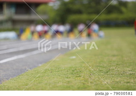 陸上競技場でのスタートダッシュ 陸上競技場でのスタートダッシュ 79030581