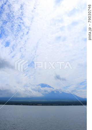 山中湖村の雲間から顔出す夏の富士山 山中湖村の雲間から顔出す夏の富士山 79030746