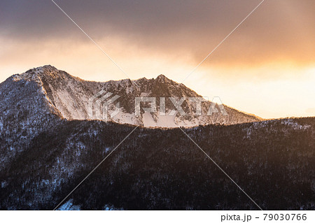 雪山の夜明け 79030766