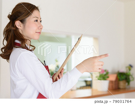 家事代行サービスのスタッフさん 79031764