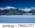 大町市から見る北アルプスの雪景色 79031777