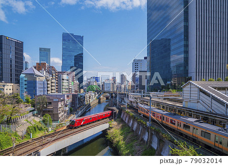 御茶の水　御茶の水駅からの風景　お茶の水駅　電車　ビル 79032014
