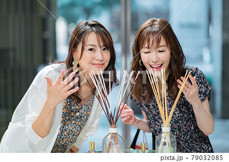 インテリア雑貨店で芳香剤の香りを楽しむショッピング中の女性 79032085