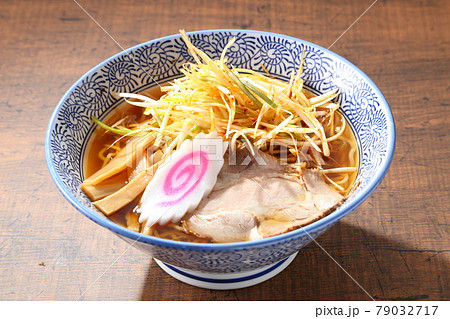 食卓の醤油ネギラーメン 79032717