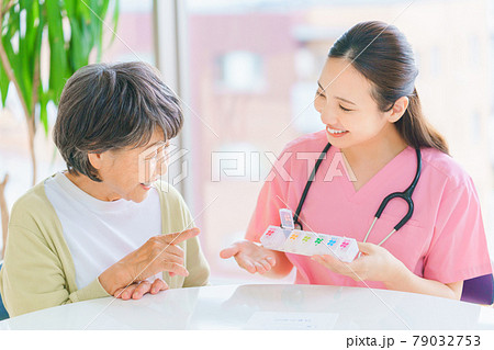 薬ケースの説明をする介護スタッフ 薬ケースの説明をする介護スタッフ 79032753