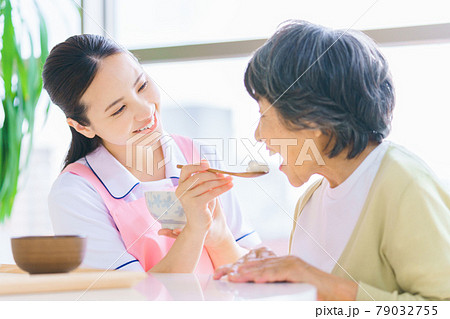 シニアの食事介助をする介護スタッフ 79032755
