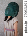 大仏の被り物を被った女の子 79033891