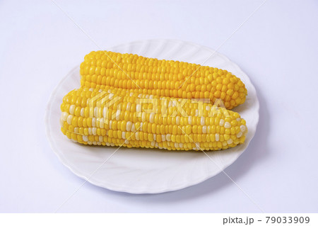 湯がきあげたトウモロコシ 79033909
