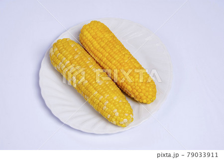 湯がきあげたトウモロコシ 79033911