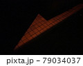暗闇での光が方向を示す矢印に見える 79034037
