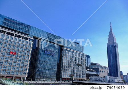 新宿駅新南口から見る風景 79034039