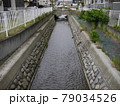 住宅街の綺麗に整備された水路 79034526