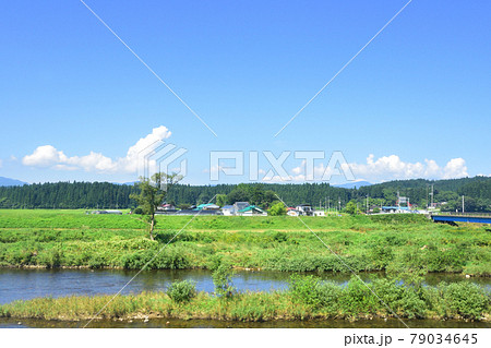 奥羽本線の及位駅から新庄駅間車両からの車窓風景(2020年夏) 79034645