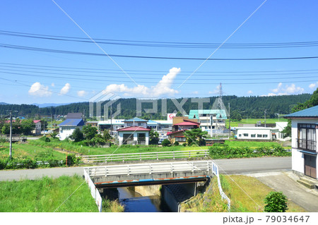 2020年夏、奥羽本線の及位駅から新庄駅間車両からの車窓風景 79034647