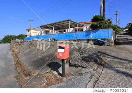 沖縄　宮古島市　大神島　島の風景（郵便ポスト） 79035014