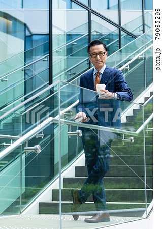 ビジネスマン コーヒー スマホ　 撮影協力 : LINK FOREST 79035293