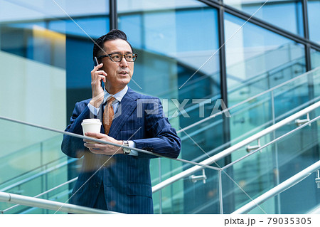 ミドルビジネスマン スマホ コーヒー 撮影協力 : LINK FOREST ミドルビジネスマン スマホ コーヒー 撮影協力 : LINK FOREST 79035305