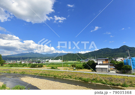 2020年夏、山形線の新庄駅から赤湯駅間の車窓風景と駅風景 79035368