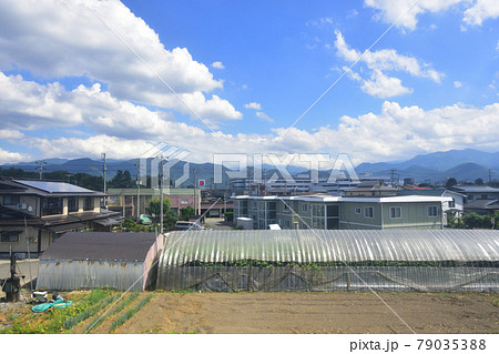 2020年夏、山形線の新庄駅から赤湯駅間の車窓風景と駅風景 79035388