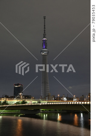 Skytree まん延防止等重点措置の実施期間の為時消灯のスカイツリーと桜橋の写真素材