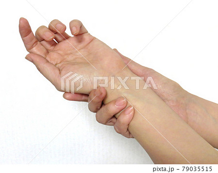 手首を持つ 79035515