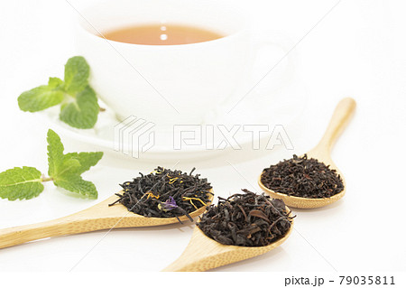 いろいろな紅茶の茶葉 79035811