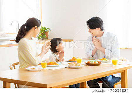 親子 食事 ダイニング 食卓 家族イメージの写真素材