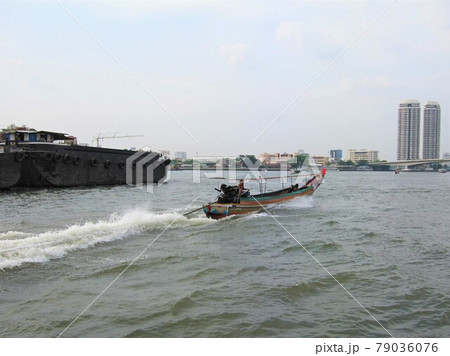 チャオプラヤー川　舟 79036076