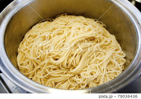 茹でたパスタ 茹でたパスタ 79036436