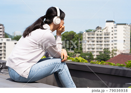 音楽を楽しむ女性 79036938